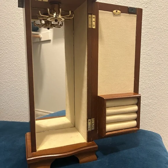 Vintage Mele&Company Richmond upright wooden jewelry box with etched mirror door - Picture 2 of 3